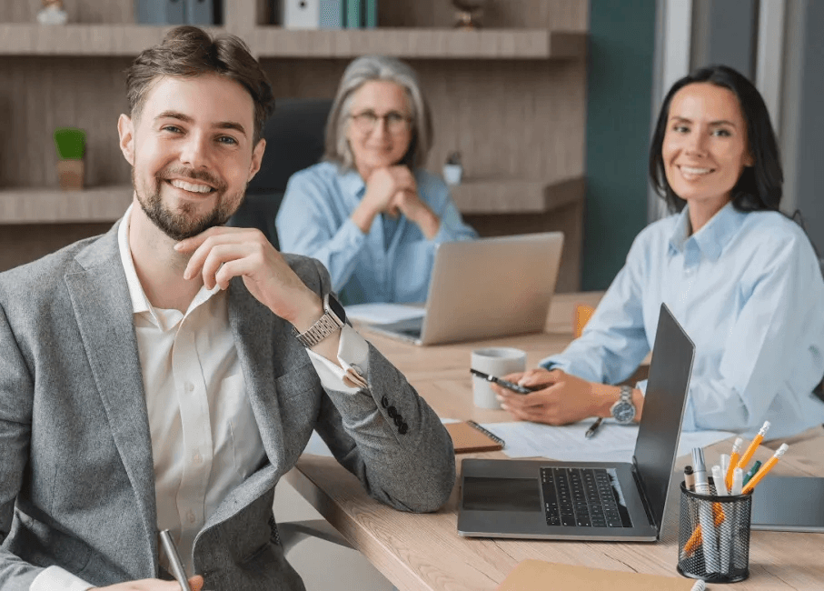 Image - Business people smiling