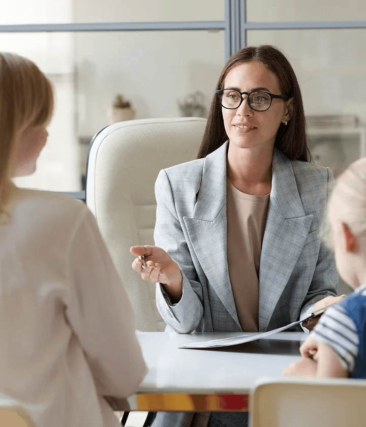 Image - Business woman gesturing