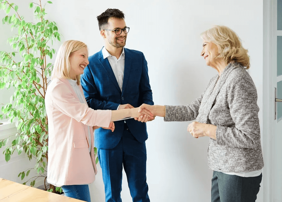 Image - Smiling people handshake